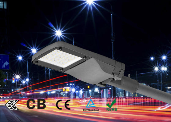Luz de calle LED de aluminio diseñada para exteriores de larga duración con alto flujo luminoso y clasificaciones protectoras IP66 IK09 y 5